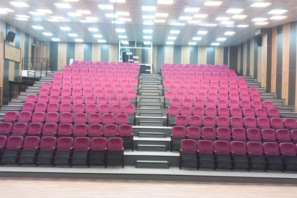 Deep Kapalı Kol Konferans Koltuğu 6 Deep kapalı kol konferans koltuğu ile konferans salonu uygulaması