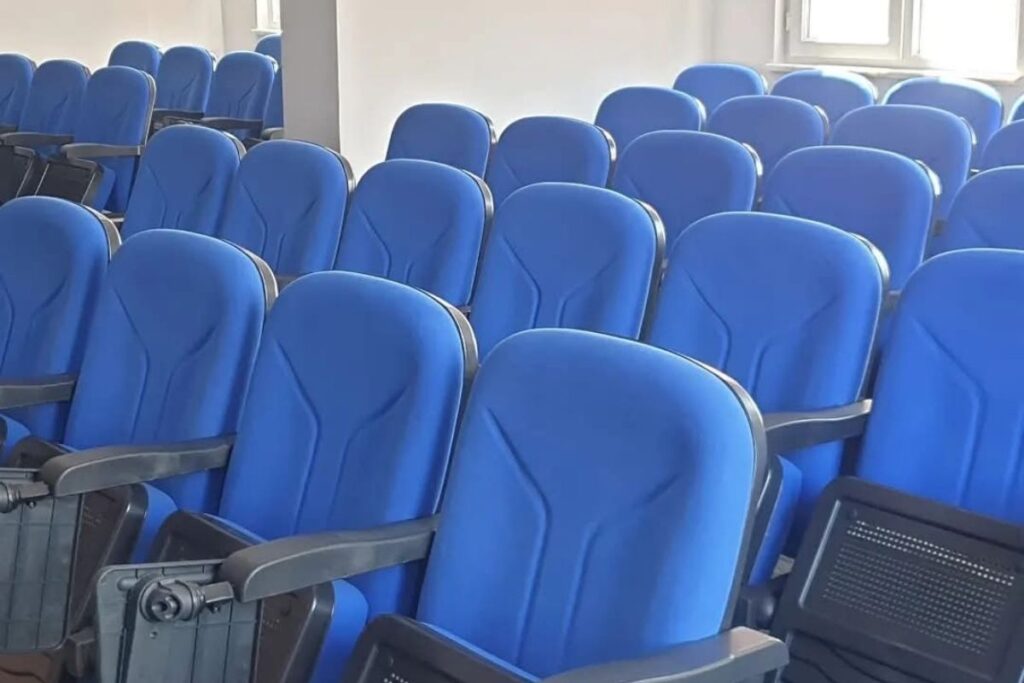 Deep Yazı Tablalı Konferans Koltuğu 7 Deep Konferans Koltuğu İle Konferans Salonu Uygulaması