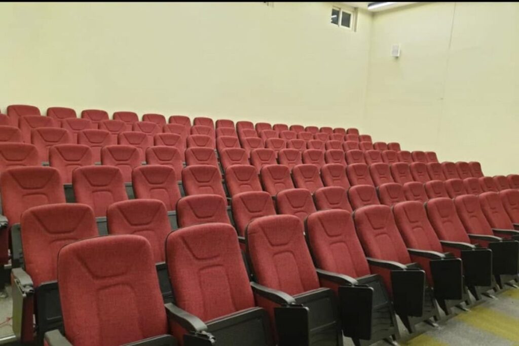 money yazi tablali konferans koltugu ile konferans salonu uygulamasi