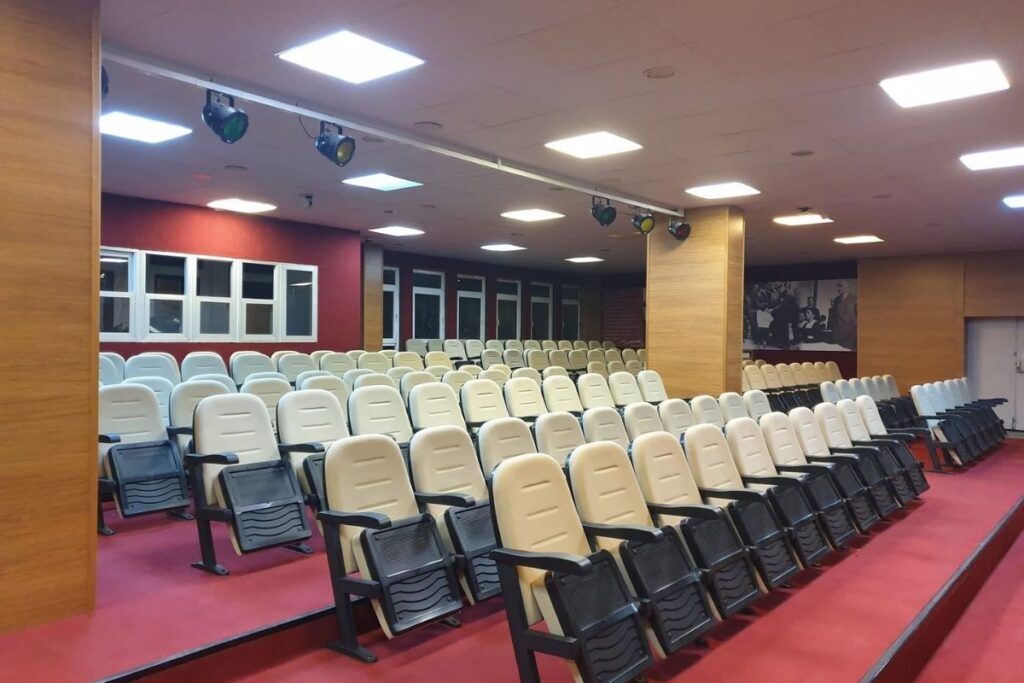 Moon Yazı Tablalı Konferans Koltuğu 6 Moon Yazı Tablalı Konferans Koltuğu İle Konferans Salonu Uygulaması