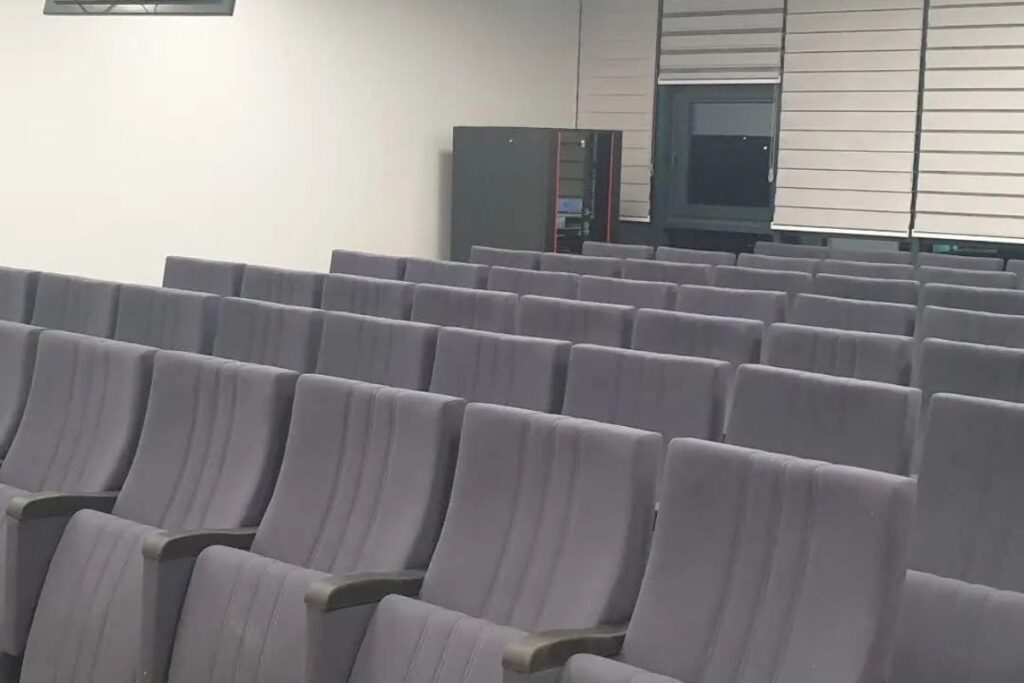 Sena Kapalı Kol Konferans Koltuğu 6 Sena Kapalı Kol Konferans Koltuğu İle Konferans Salonu Uygulaması