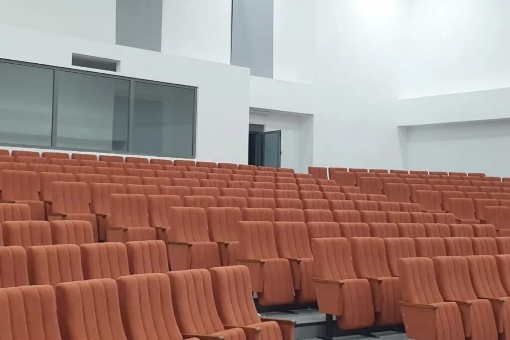Sena Kol Üstü Ahşap Konferans Koltuğu 5 Sena Kol Üstü Ahşap Konferans Koltuğu İle Konferans Salonu Uygulaması